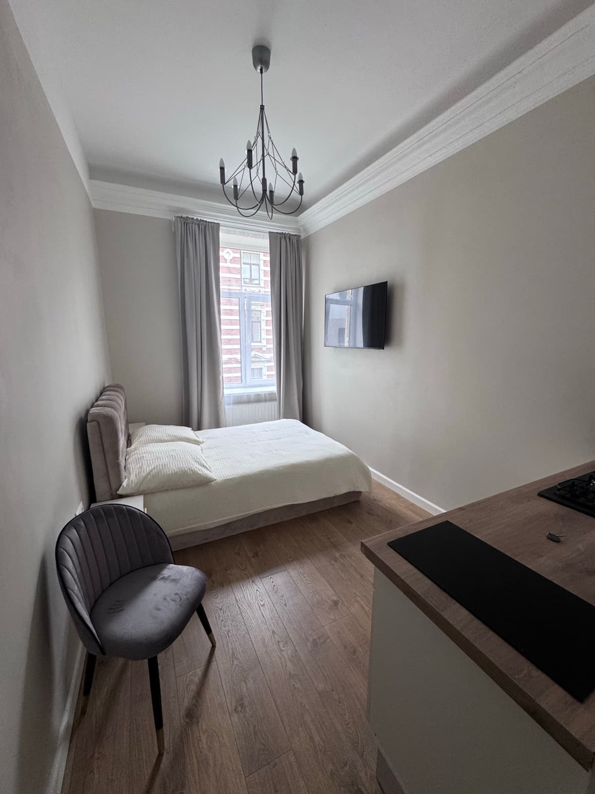 AK4 Smart Home Deluxe Queen studio