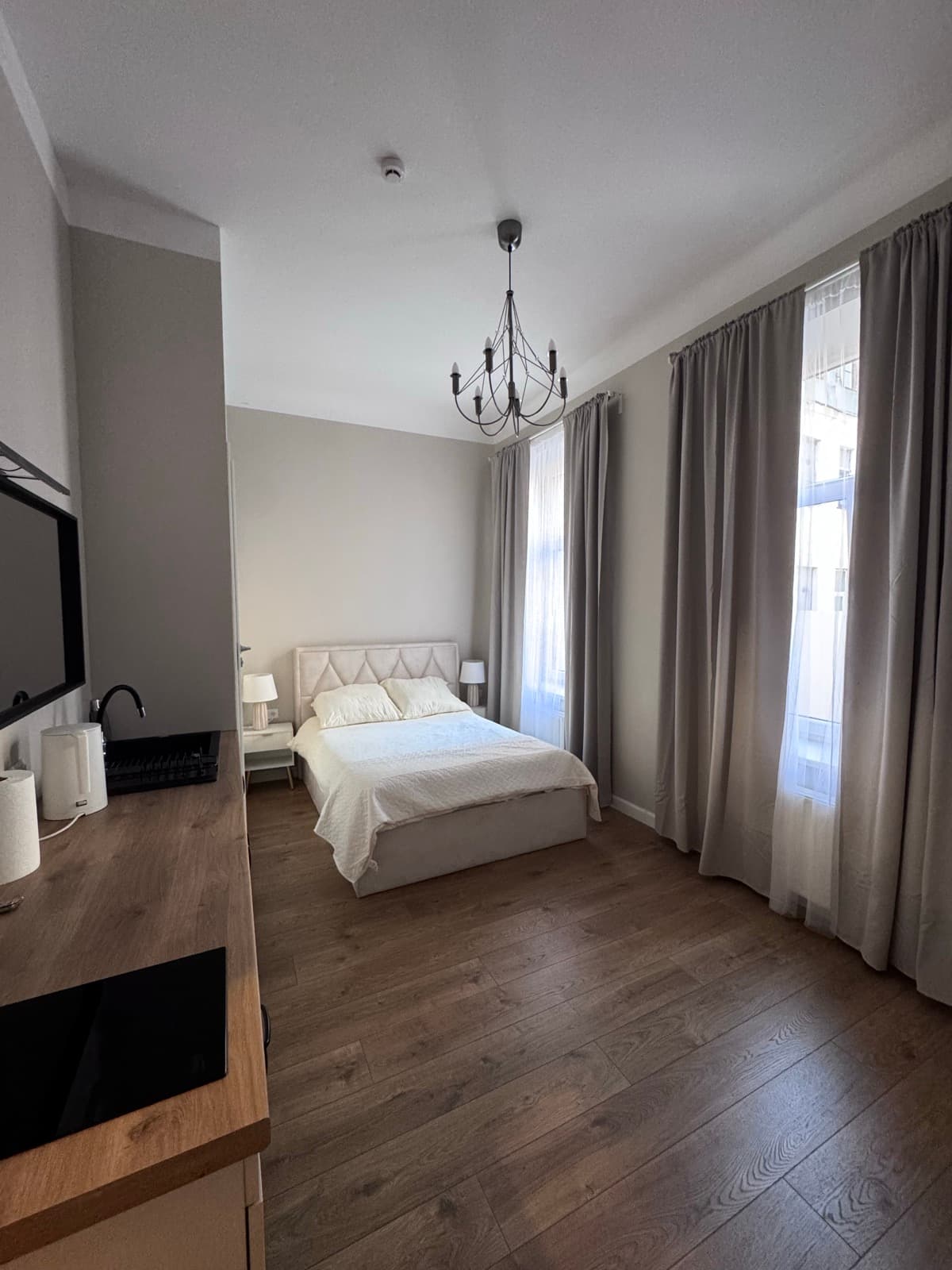 AK6 Smart Home Deluxe Queen studio