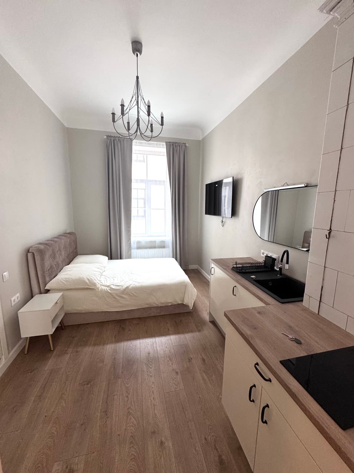 AK8 Smart Home Deluxe Queen studio